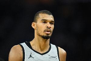 难救主！文班亚马17中8拿到25分13板4帽 也有7失误